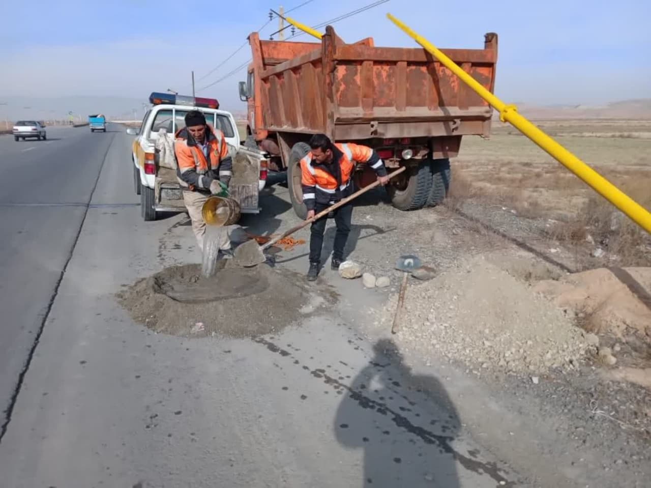 نصب دو عدد چراغ چشمک زن خورشیدی در تقاطع همسطح امام زاده برگشاد واقع در محور اصلی سلماس - خوی، حدفاصل بزرگراه مهندس آقایی توسط راهداران زحمتکش شهرستان سلماس