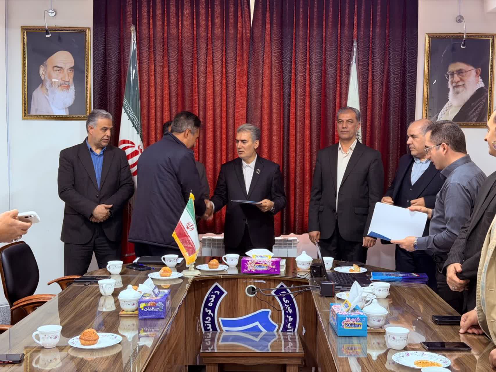 مراسم گرامیداشت هفته کارگر و تجلیل از کارگران نمونه شرکت آب و فاضلاب شهرستان سلماس با حضور علائی فرماندار این شهرستان و نماینده کارگران برگزار شد.