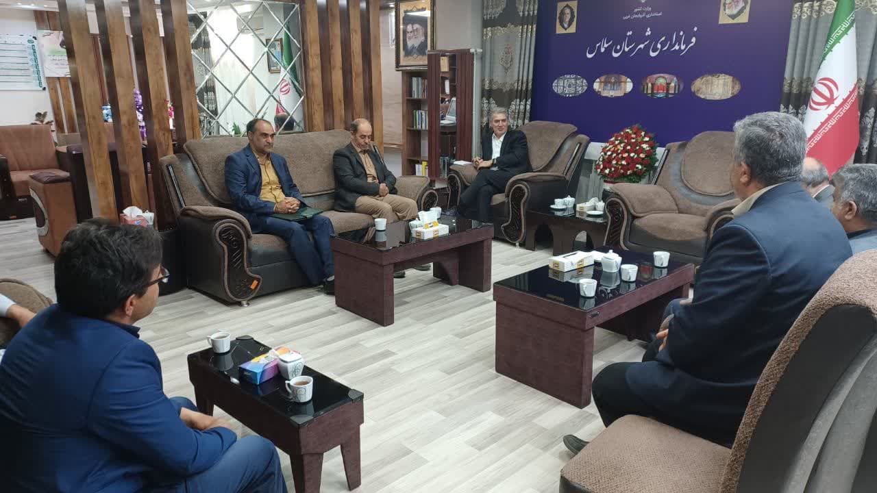دیدار اعضای شورا و دهیاران چند روستای سلماس با فرماندار