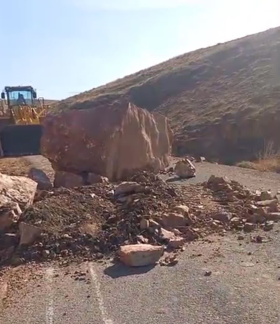 پاکسازی مسیر های روستایی توسط راهداران همیشه در صحنه