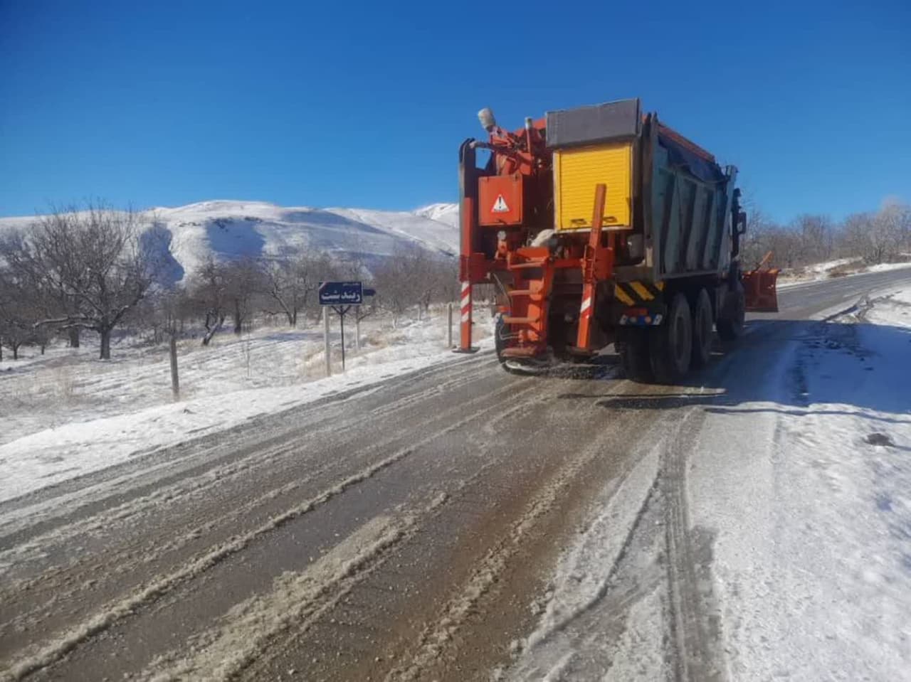 برفروبی و نمکپاشی محورهای روستایی سلماس توسط راهداران زحمتکش این شهرستان