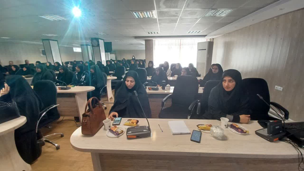 نشست صمیمی فرماندار سلماس با دختران نمونه و فعال دانشآموز