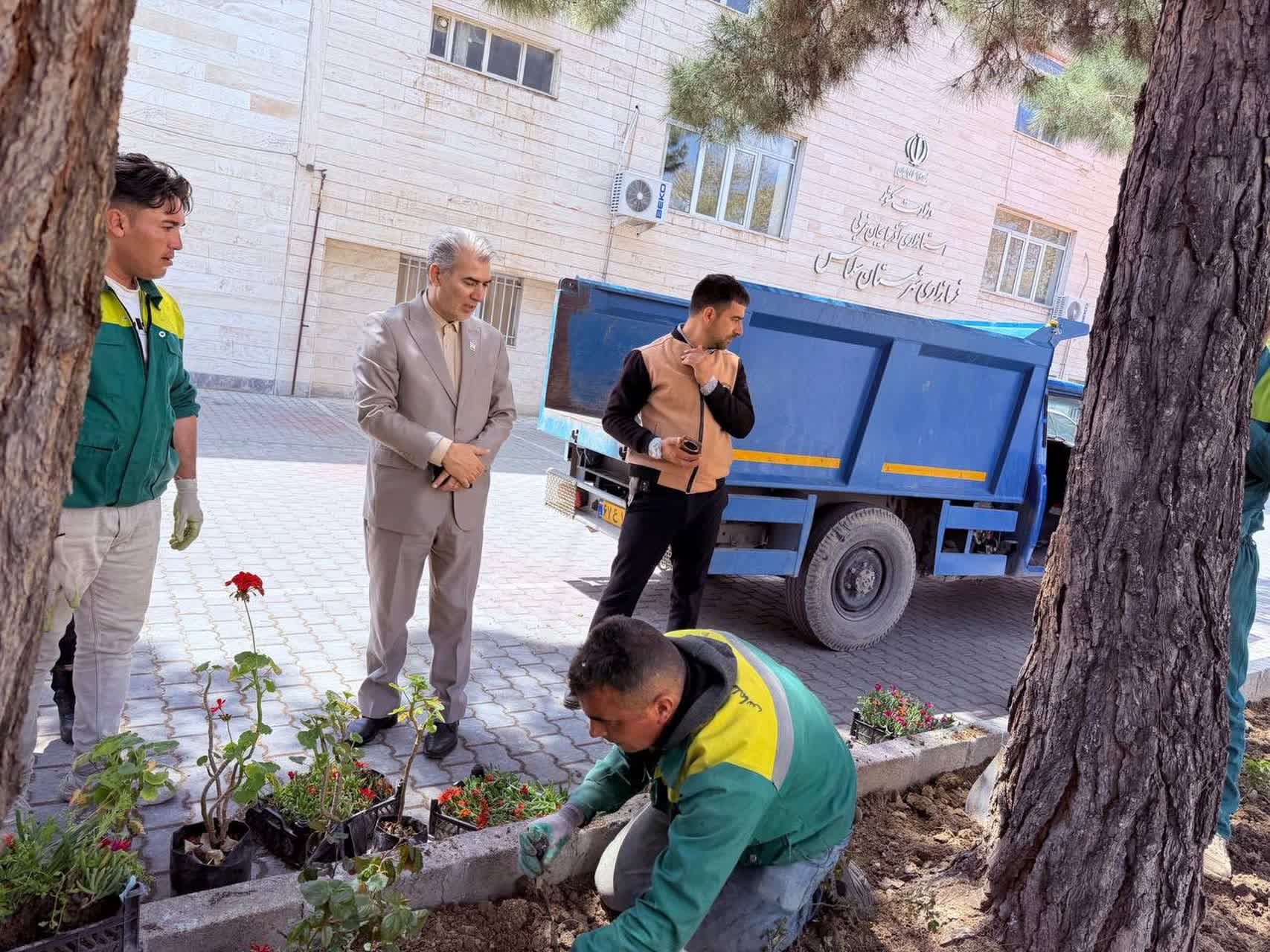 فرماندار شهرستان سلماس از روند گلکاری و ساماندهی فضای سبز محوطه فرمانداری بازدید کرد.