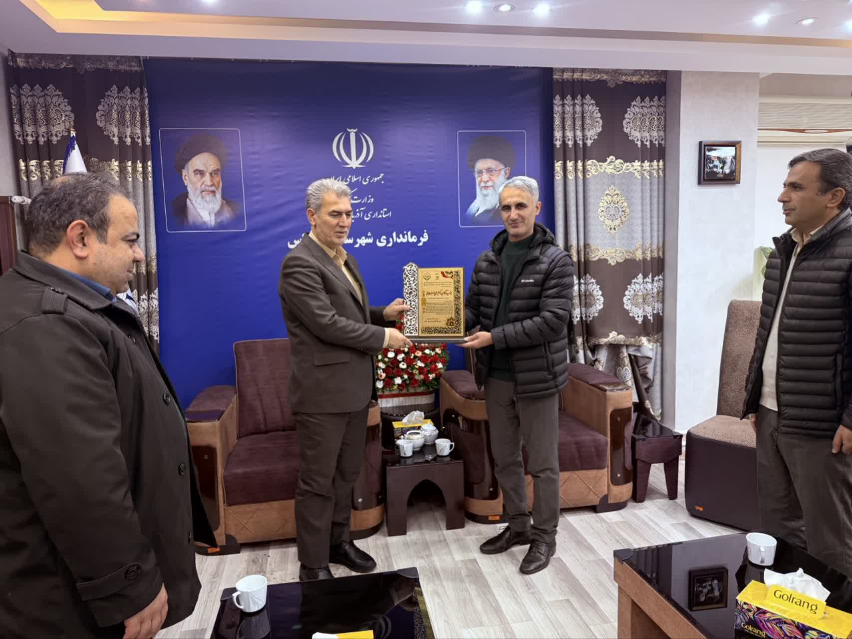 تجلیل مسئولان بخش کشاورزی سلماس از فرماندار به مناسبت روز جانباز