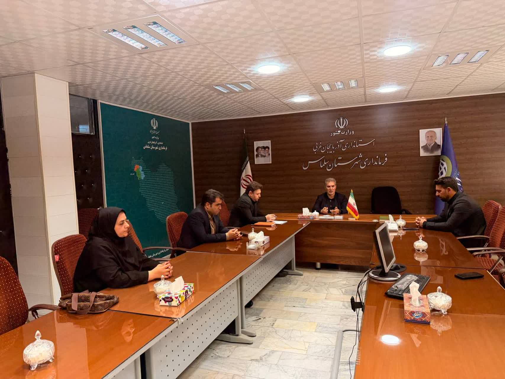 🔹نشست بررسی روند احداث دومین نیروگاه خورشیدی شهرستان سلماس با حضور فرماندار، بخشدار مرکزی، رؤسای ادارات برق و منابع طبیعی و دهیاران روستاهای دارای ظرفیت اجرای این طرح، در سالن جلسات شهید سلیمانی فرما