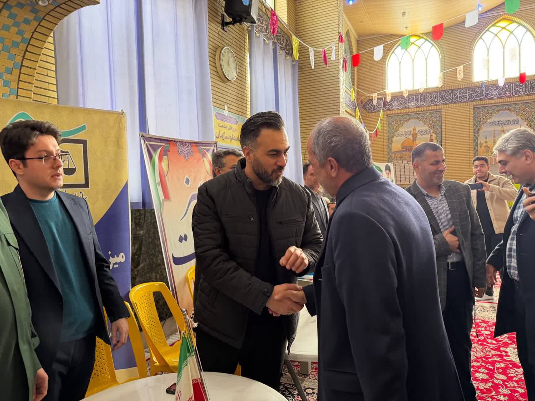 🔹همزمان با ایام‌الله دهه فجر میز خدمت با حضور فرماندار، نماینده مردم در مجلس شورای اسلامی و جمعی از روسای ادارات در محل مصلی امام خمینی(ره) برگزار شد.