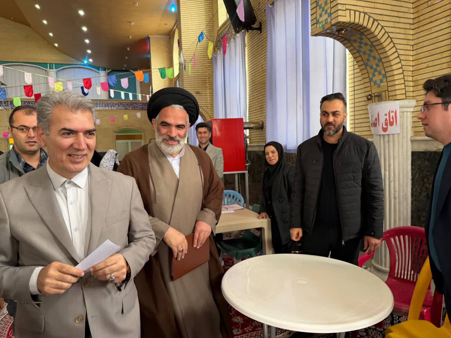 🔹همزمان با ایام‌الله دهه فجر میز خدمت با حضور فرماندار، نماینده مردم در مجلس شورای اسلامی و جمعی از روسای ادارات در محل مصلی امام خمینی(ره) برگزار شد.