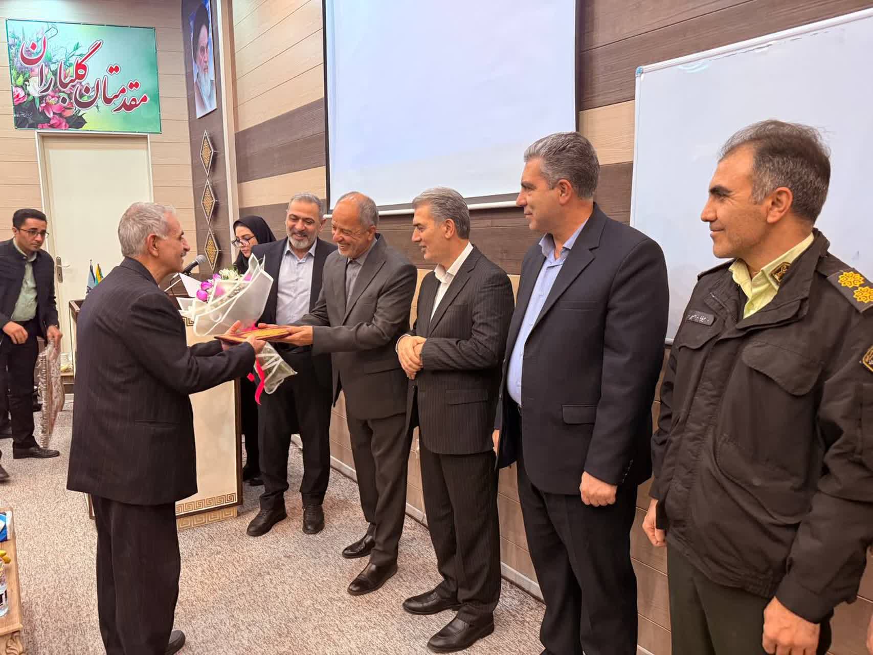 ⭕️ آیین تودیع و معارفه رئیس بیمارستان خاتم‌الانبیاء(ص) سلماس با حضور فرماندار شهرستان، نماینده مردم سلماس در مجلس شورای اسلامی و جمعی از مسئولین شهرستانی برگزار شد.