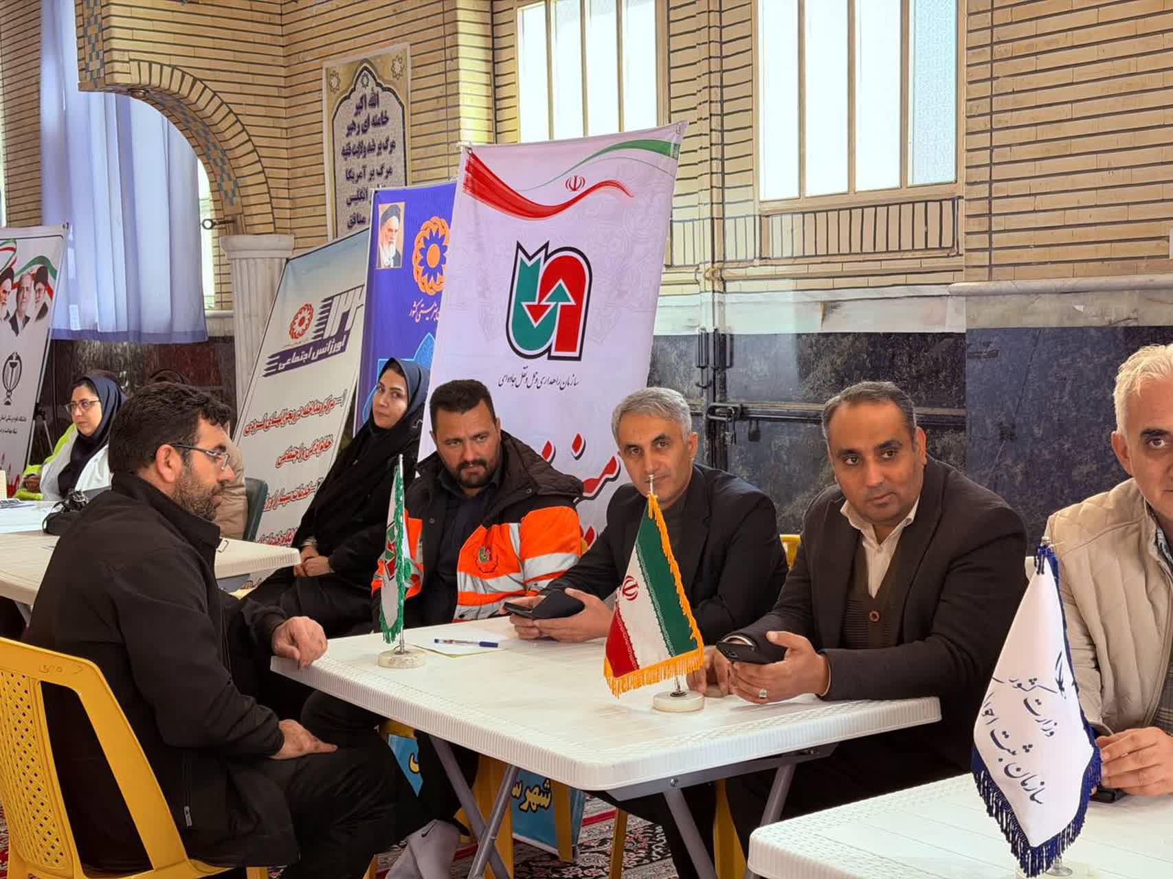 🔹همزمان با ایام‌الله دهه فجر میز خدمت با حضور فرماندار، نماینده مردم در مجلس شورای اسلامی و جمعی از روسای ادارات در محل مصلی امام خمینی(ره) برگزار شد.