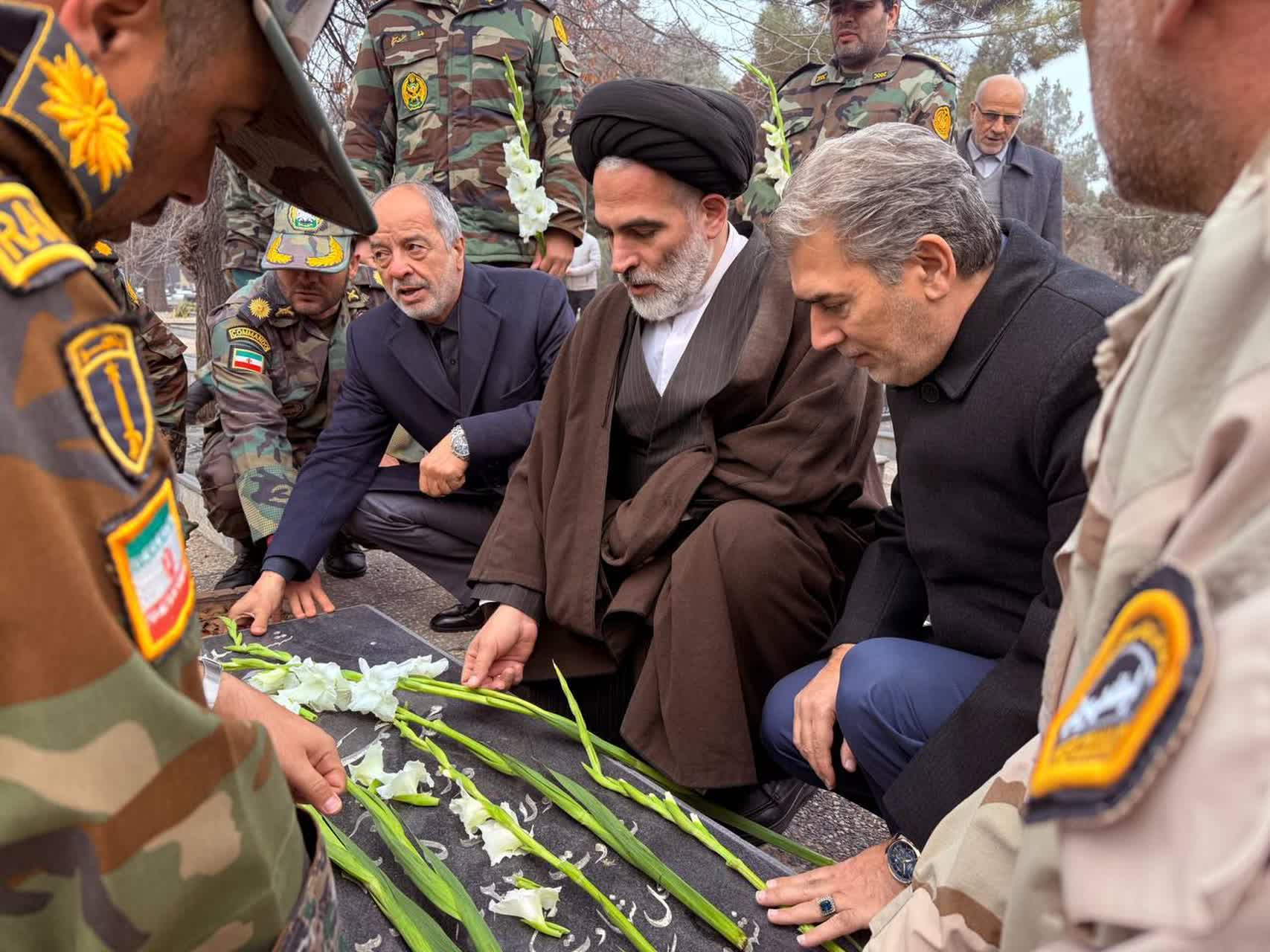 مراسم عطر‌افشانی قبور مطهر شهدا و گرامیداشت یاد و خاطره شهدای غریب اسارت سلماس برگزار شد.