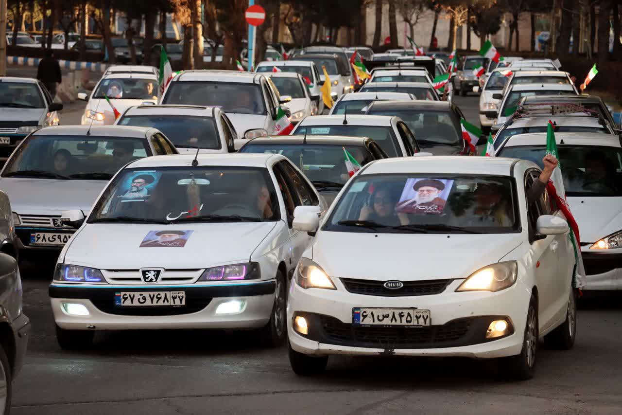 🇮🇷 راهپیمایی خودرویی مردم‌ ولایتمدار شهرستان سلماس در هفدمین روز از حماسه حضور در تداوم اجتماعات بزرگ مردمی.  🗓| سه شنبه 26 اسفند مــاه 1404 🔹️| شهرستان سلماس