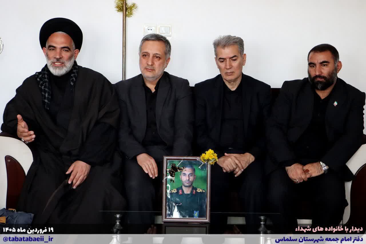 حضور امام جمعه سلماس ، مدیرکل ستاد اجرایی فرمان امام خمینی(ره) استان آذربایجان غربی ،علائی فرماندار و جمعی از مسئولین در منزل سردار سرتیپ پاسدار شهیدان حمید مخصوصی و مکرم عظیمی کنگرلویی.