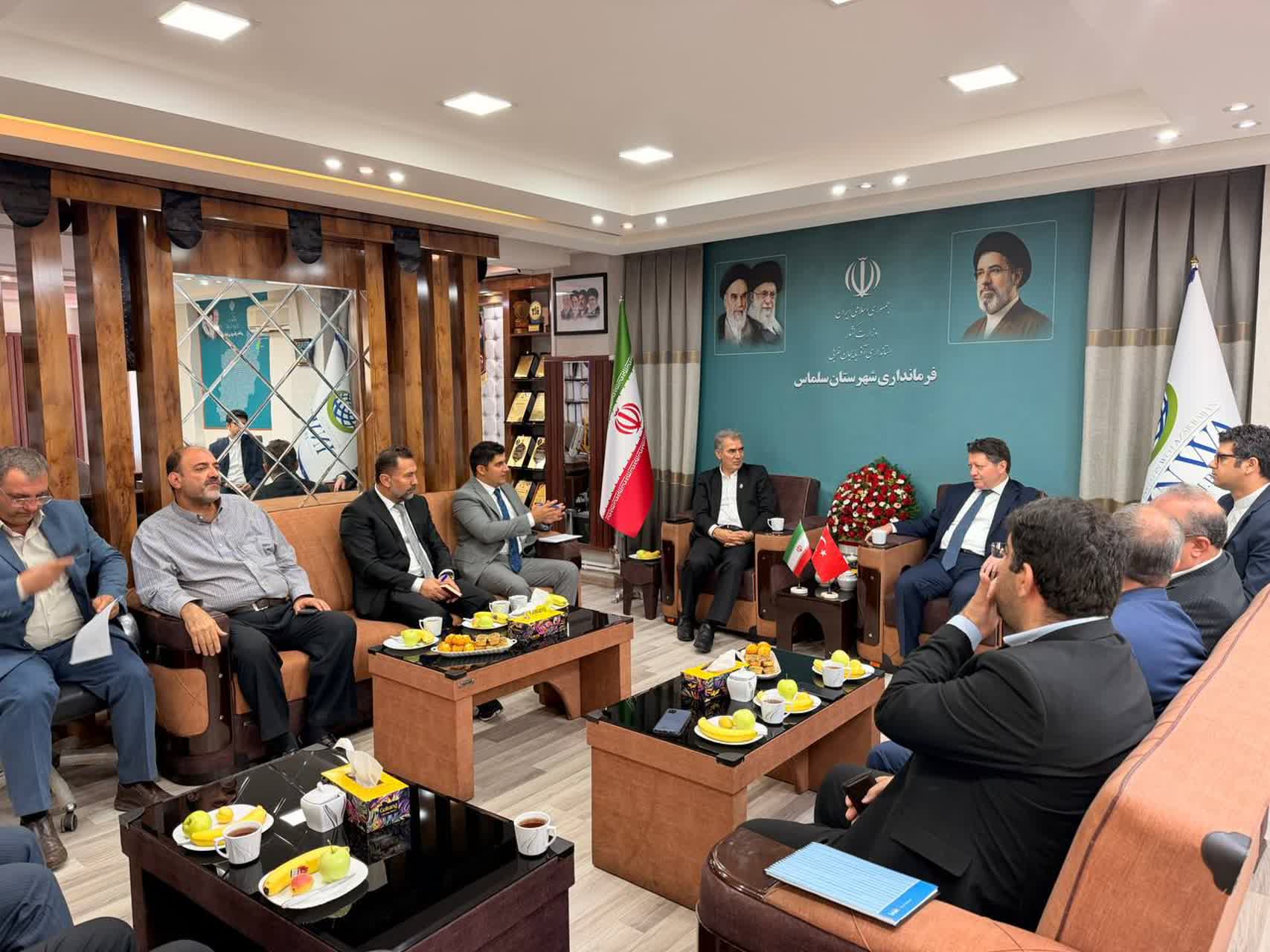🔹مسلم آیگون، سرکنسول جمهوری ترکیه در ارومیه، در رأس هیأتی دیپلماتیک با حضور در شهرستان سلماس، با علی علائی فرماندار این شهرستان و رضازاده نماینده مردم سلماس در مجلس شورای اسلامی دیدار و گفتوگو کرد