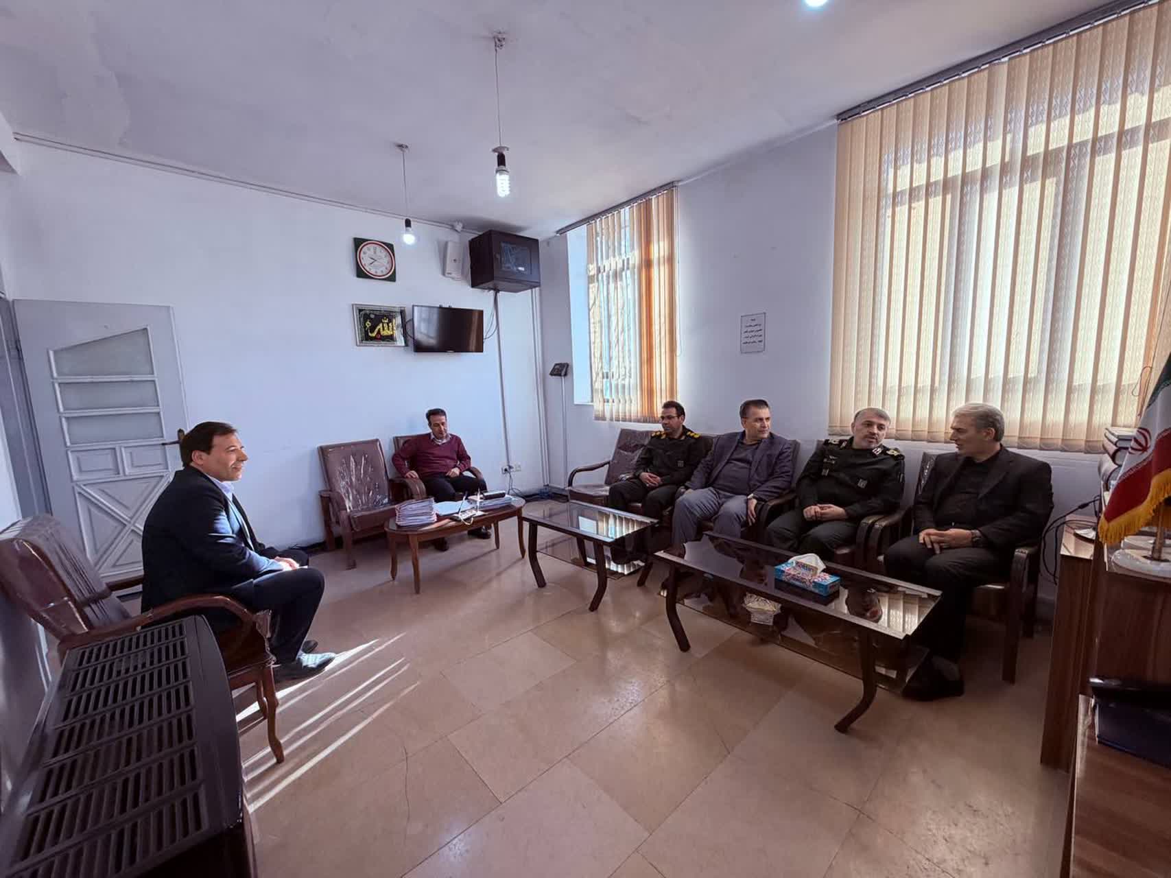 فرماندار شهرستان سلماس به همراه فرمانده سپاه این شهرستان با مدیرکل تعزیرات حکومتی استان دیدار و گفت‌وگو کردند.