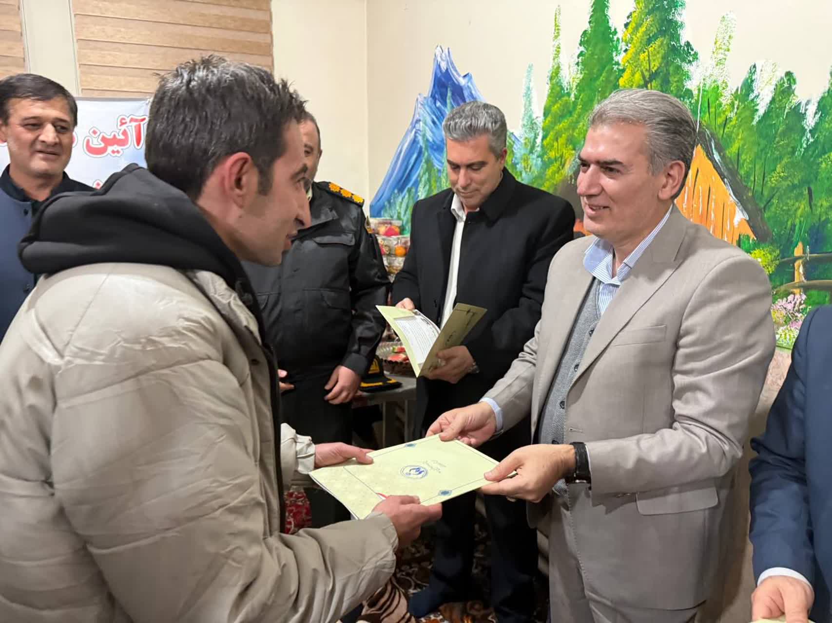 همنشینی یلدایی دانش‌آموزان ابوذر و آغاز توزیع 2000 بسته یلدایی در سلماس