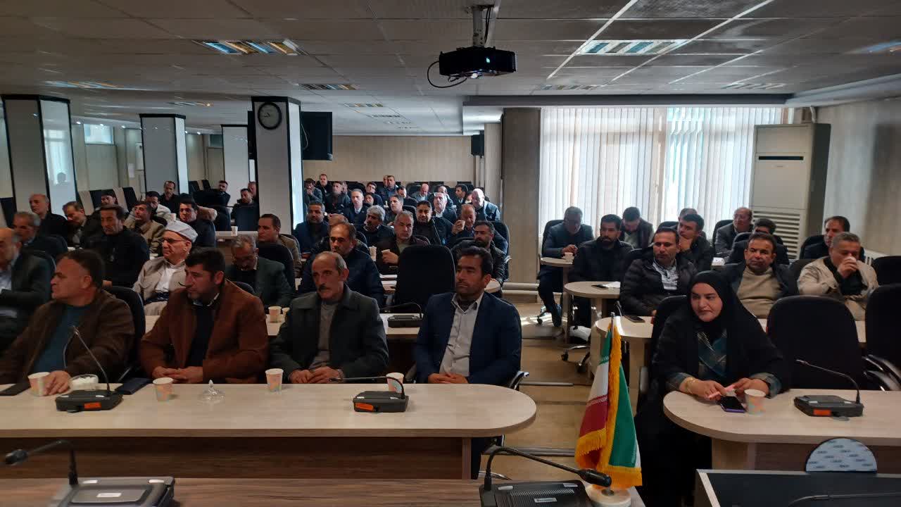 برگزاری جلسه بررسی بیمه تکمیلی دهیاران در فرمانداری سلماس