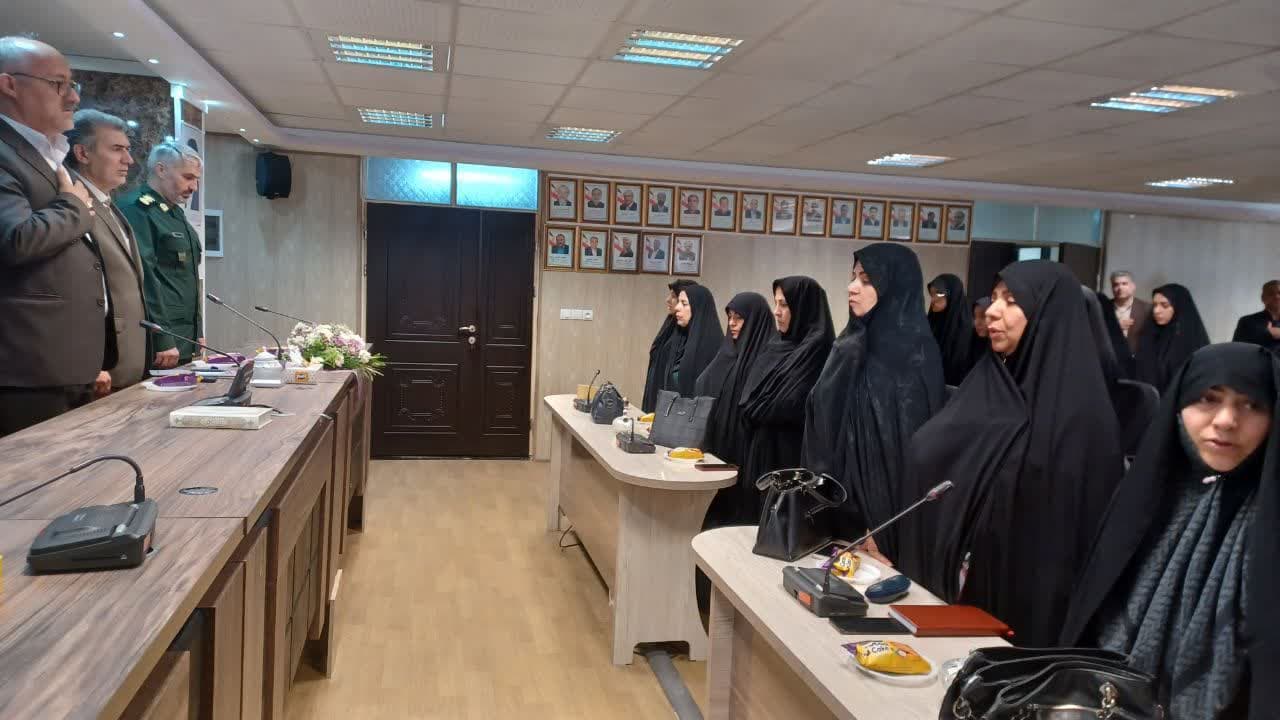 نشست صمیمی فرماندار سلماس با دختران نمونه و فعال دانشآموز