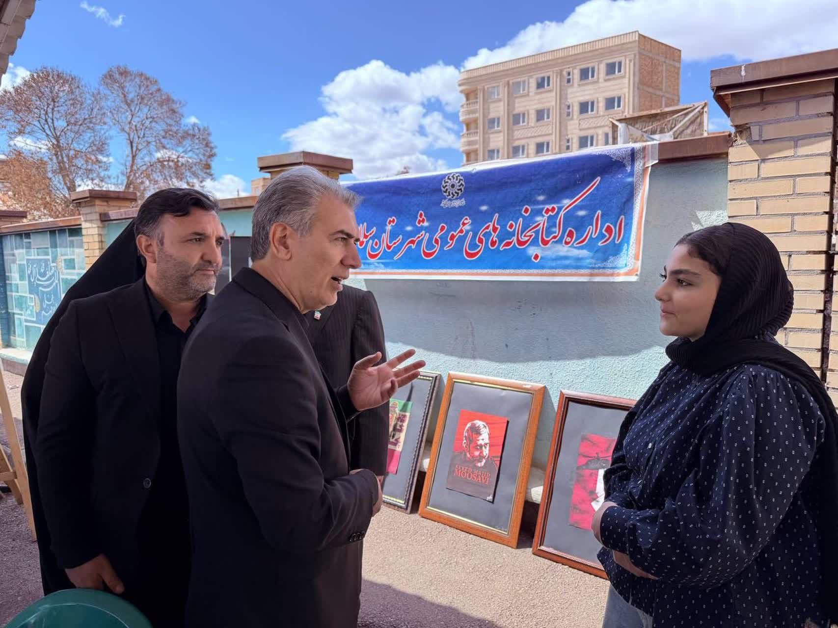 بازدید فرماندار سلماس از نمایشگاه نقاشی دانش‌آموزان