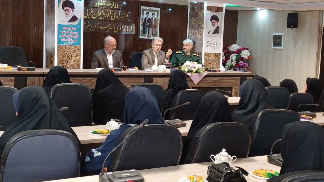 نشست صمیمی فرماندار سلماس با دختران نمونه و فعال دانشآموز
