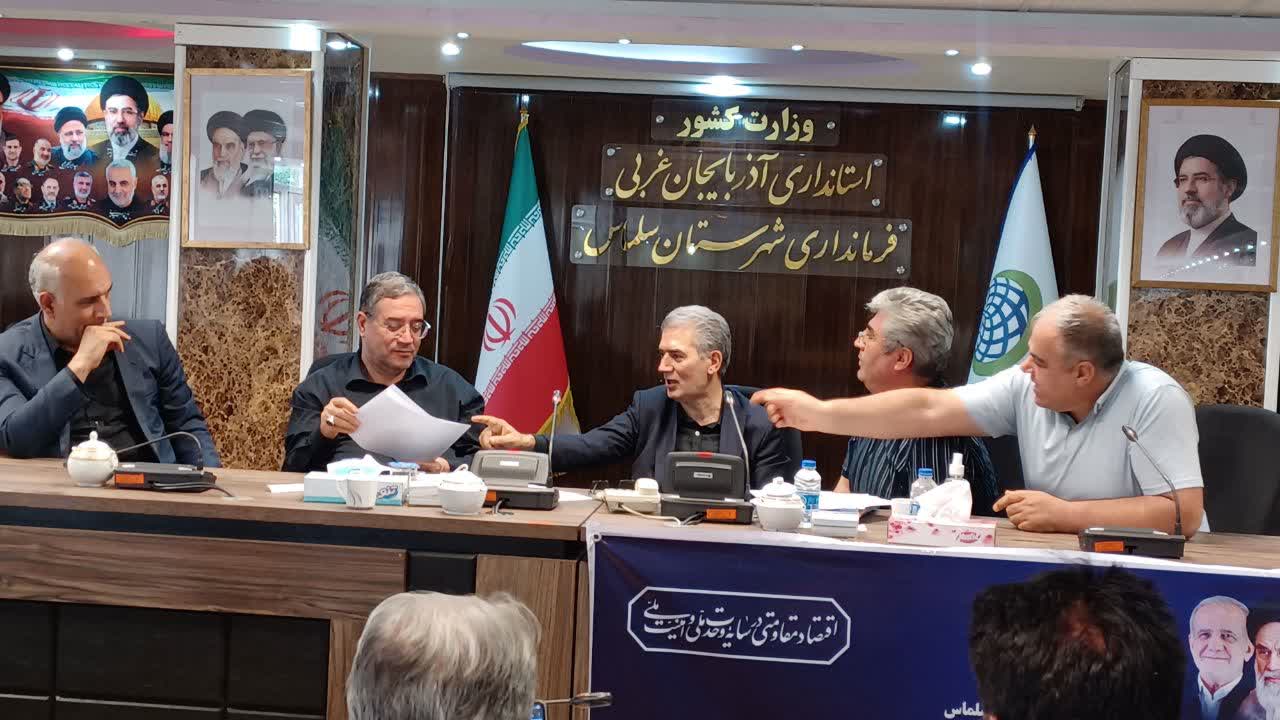 استاندار آذربایجان‌غربی در سلماس پای صحبت‌های مردم نشست