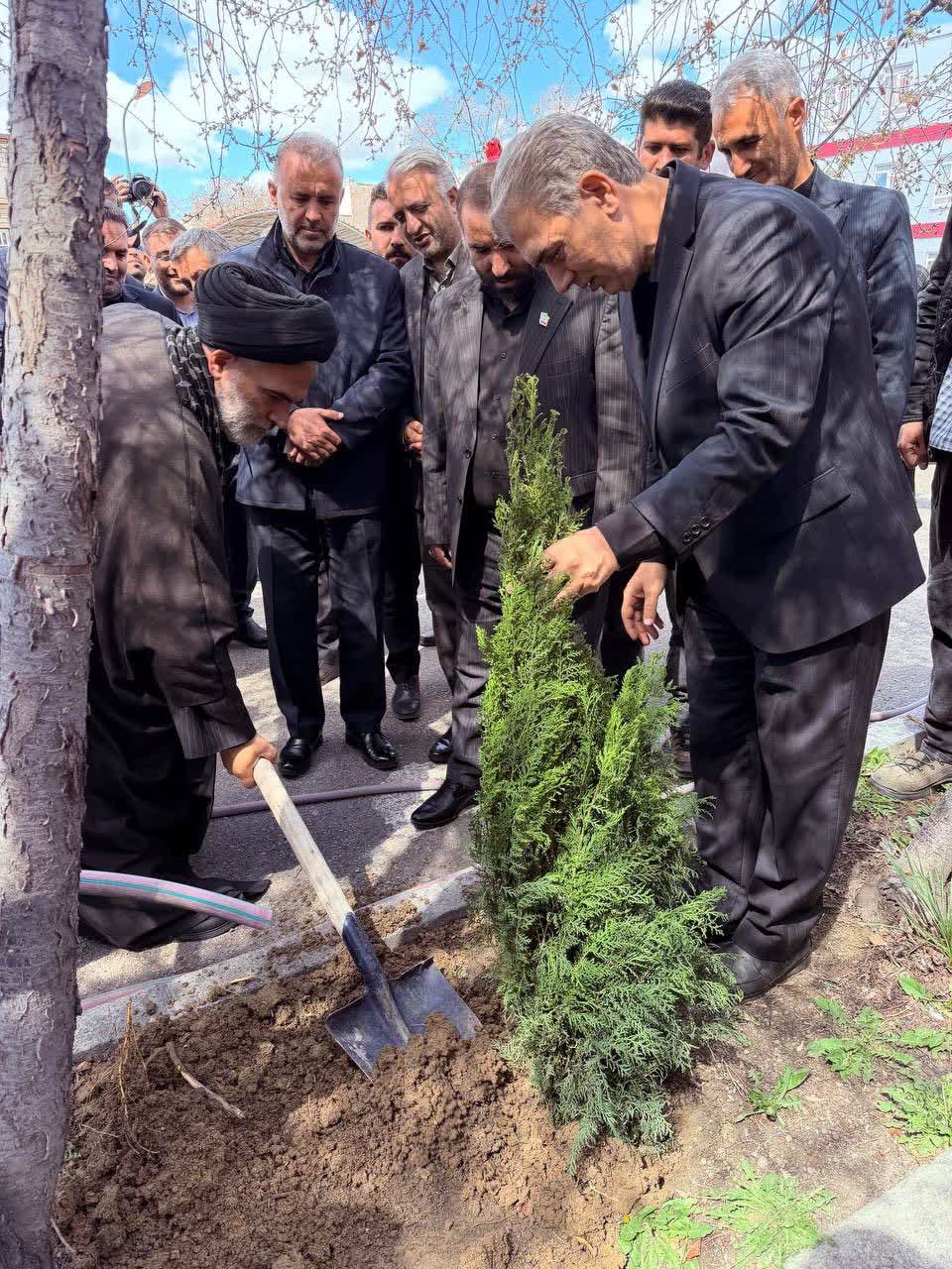 آیین غرس نهال به نیابت از رهبر شهید در سلماس برگزار شد