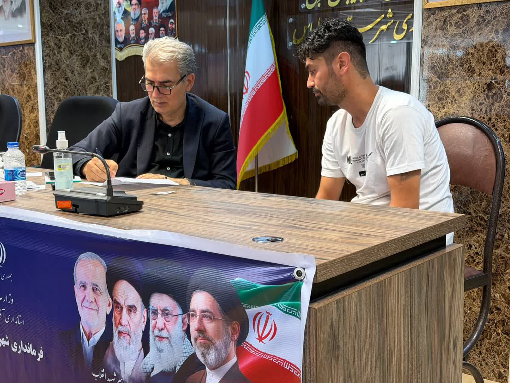 میز ارتباطات مردمی فرمانداری شهرستان سلماس با حضور استاندار آذربایجان غربی  🔹به‌منظور رسیدگی مستقیم به مطالبات مردمی میز ارتباطات مردمی رضا رحمانی استاندار آذربایجان غربی و  علی علائی فرماندار شهرستا