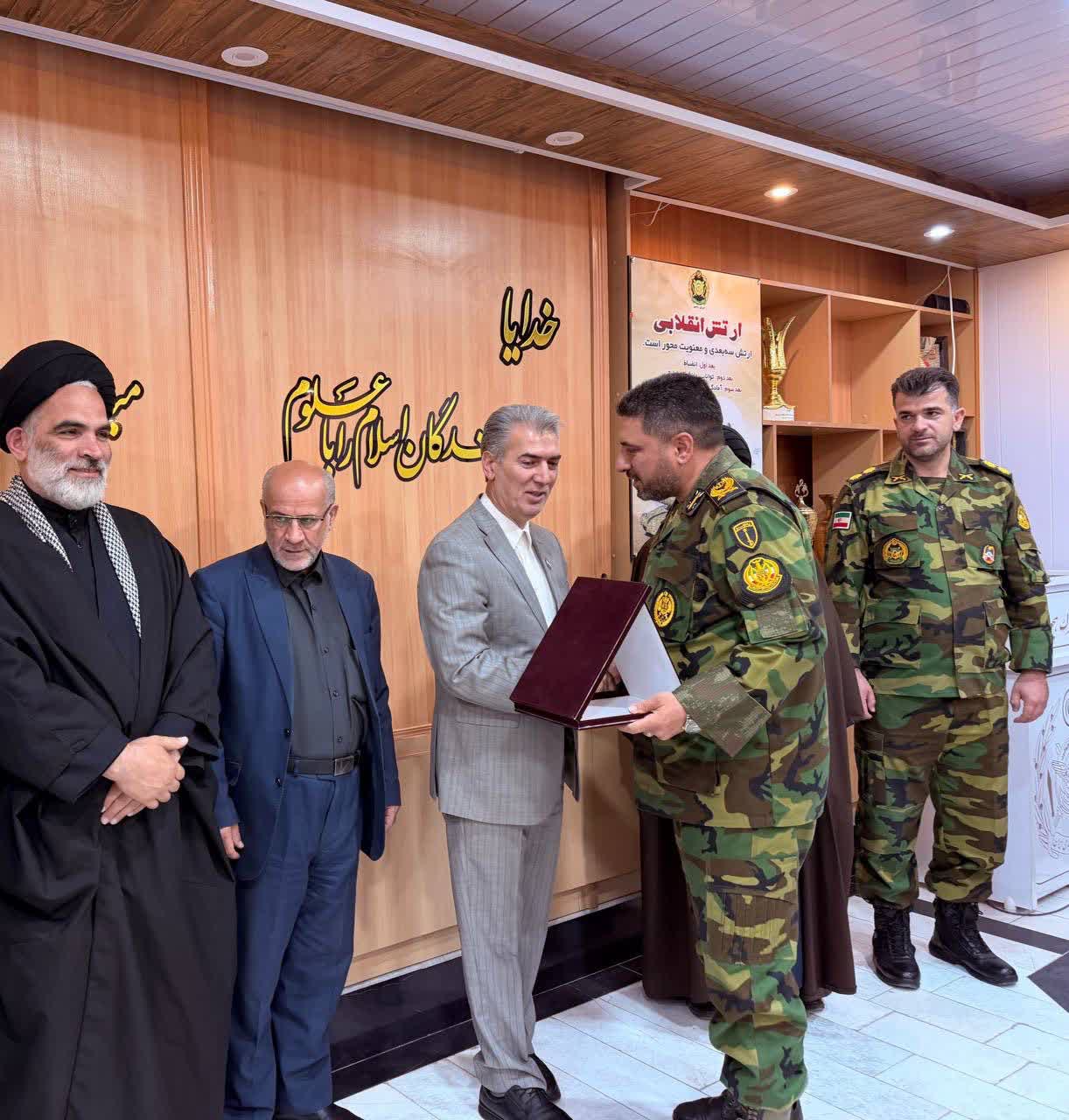 به مناسبت 29 فروردین روز ارتش جمهوری اسلامی ایران، امام جمعه، فرماندار و اعضای شورای تأمین و اداری شهرستان سلماس با فرمانده و کارکنان تیپ 264 متحرک هجومی شهید علی عبدی دیدار کرده و این روز را تبریک گف