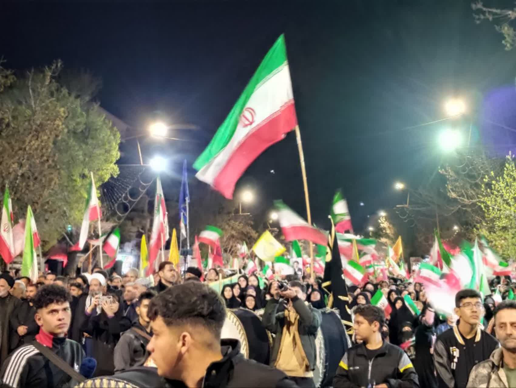 🔴 خروش شبانه مردم و مسئولین سلماس اعم از شیعه و سنی همزمان با تهدیدات ترامپ حرامزاده  این مردم میدان را ترک نخواهند کرد  1405/1/18 #دولت_وفاق_ملی