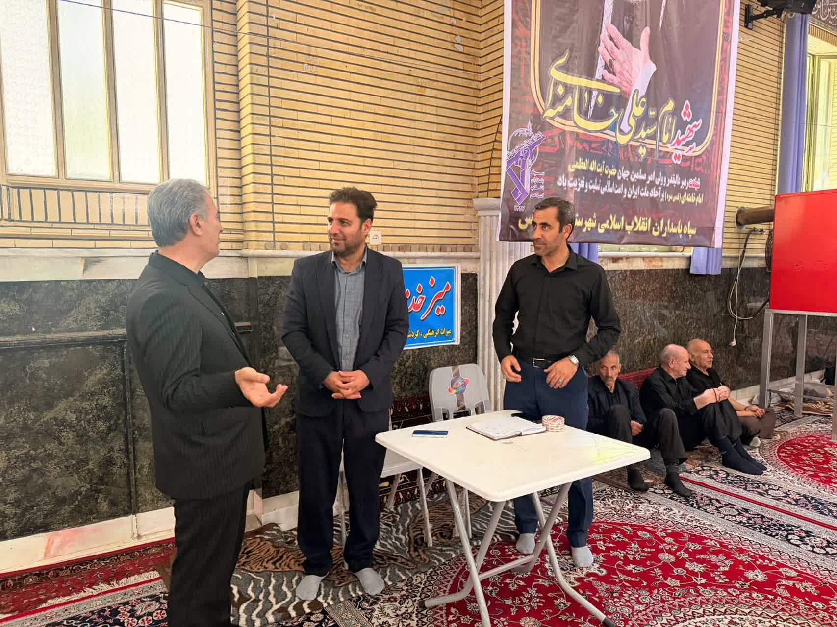 🔹 علی علائی فرماندار شهرستان با حضور در مصلای امام خمینی (ره) و همزمان با برگزاری آیین عبادی ـ سیاسی نماز جمعه، از میزهای ارتباطات مردمی دستگاه‌های اجرایی بازدید کرد.
