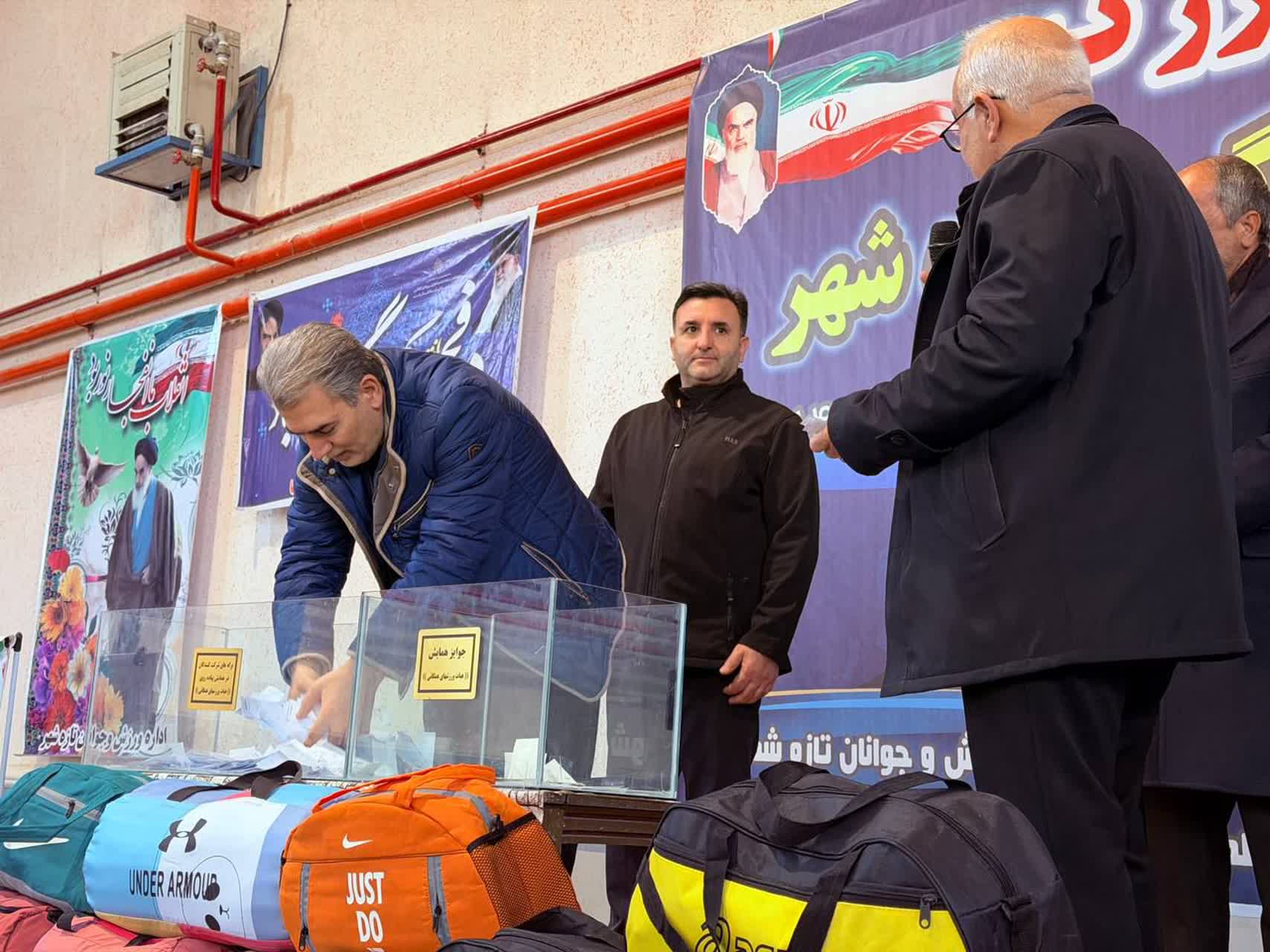 🇮🇷چهل و هفتمین فجر پیروزی🇮🇷  🔹همایش بزرگ پیاده‌روی خانوادگی شهر تازه‌شهر به مناسبت دهه مبارک فجر انقلاب اسلامی با حضور فرماندار،نماینده مردم شریف سلماس در مجلس شورای اسلامی و بخشدار بخش مرکزی شهر