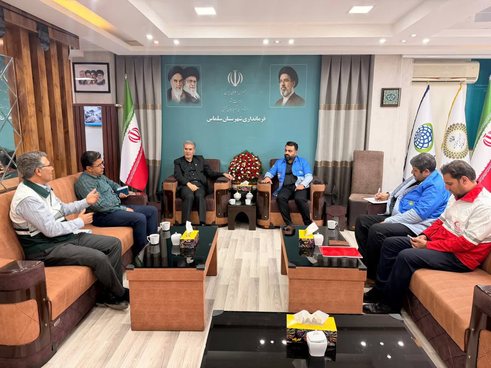 مدیرکل مدیریت بحران استانداری آذربایجان‌غربی با فرماندار سلماس دیدار کرد  🔹مدیرکل مدیریت بحران استانداری آذربایجان‌غربی با حضور در فرمانداری سلماس، آخرین وضعیت مناطق آسیب‌دیده از بارندگی‌ها و سیلاب ا