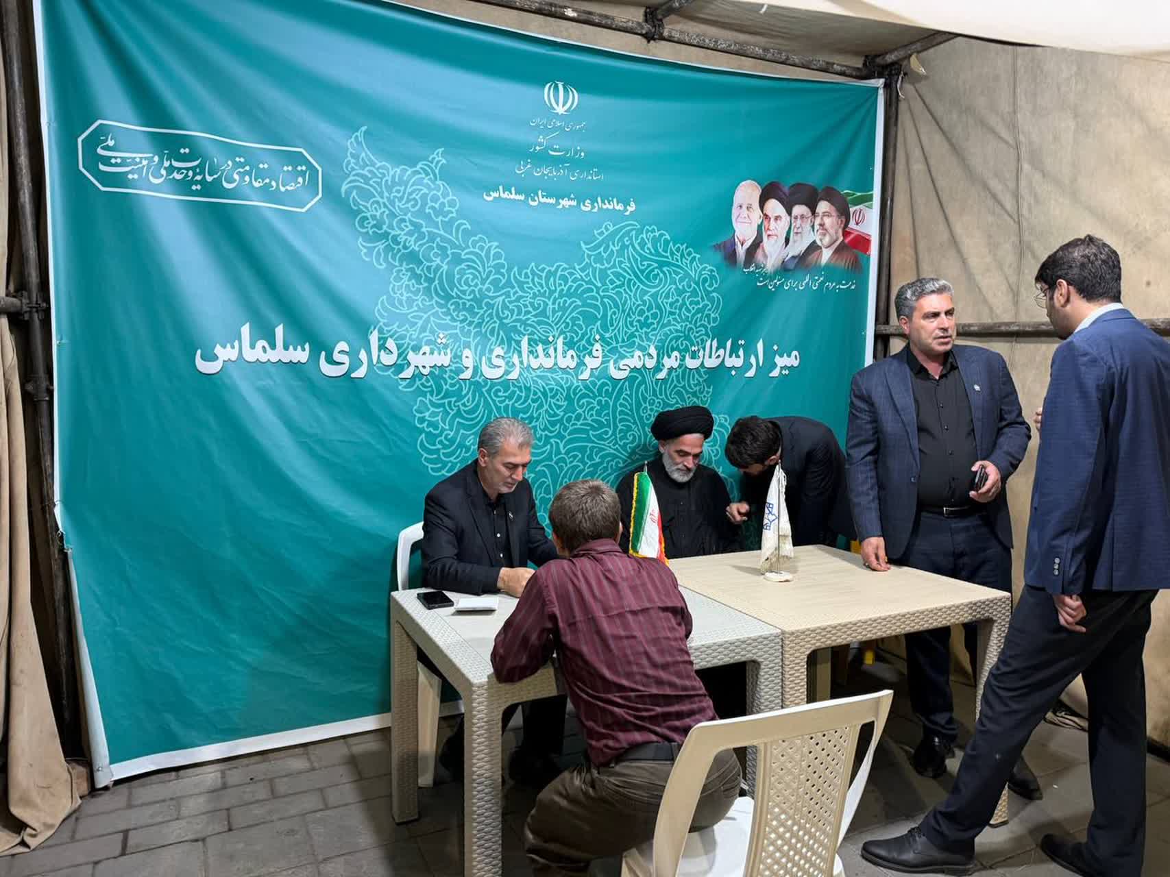 💢 یک صدو چهاردهمین شب مقاومت و ایستادگی مردم ایران  🔹برپایی پنجاه و نهمین روز میز ارتباطات مردمی دولت وفاق ملی    🔸با حضور علی علائی فرماندار شهرستان سلماس   🔸هر شب ساعت ٢١:٣٠ خیابان امام روبروی ب