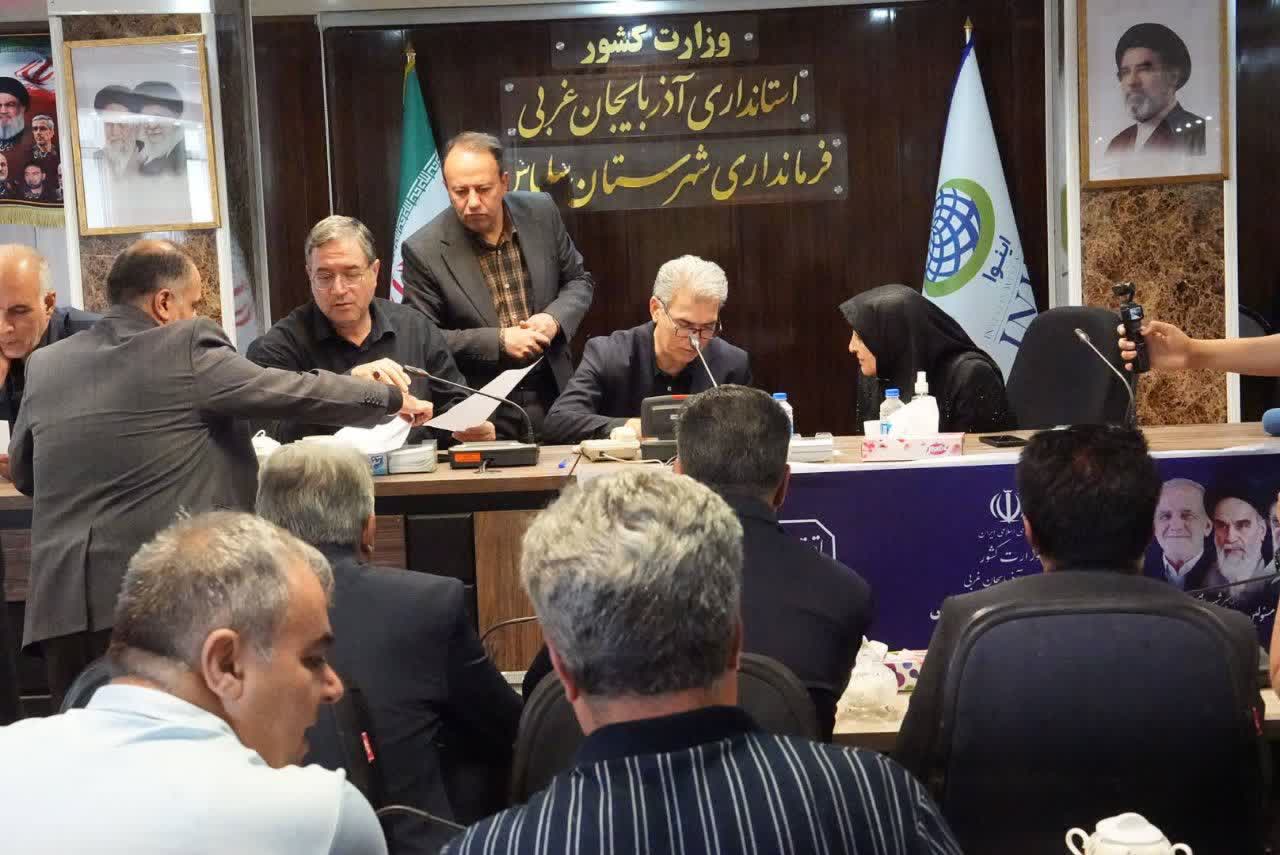 میز ارتباطات مردمی فرمانداری شهرستان سلماس با حضور استاندار آذربایجان غربی  🔹به‌منظور رسیدگی مستقیم به مطالبات مردمی میز ارتباطات مردمی رضا رحمانی استاندار آذربایجان غربی و  علی علائی فرماندار شهرستا