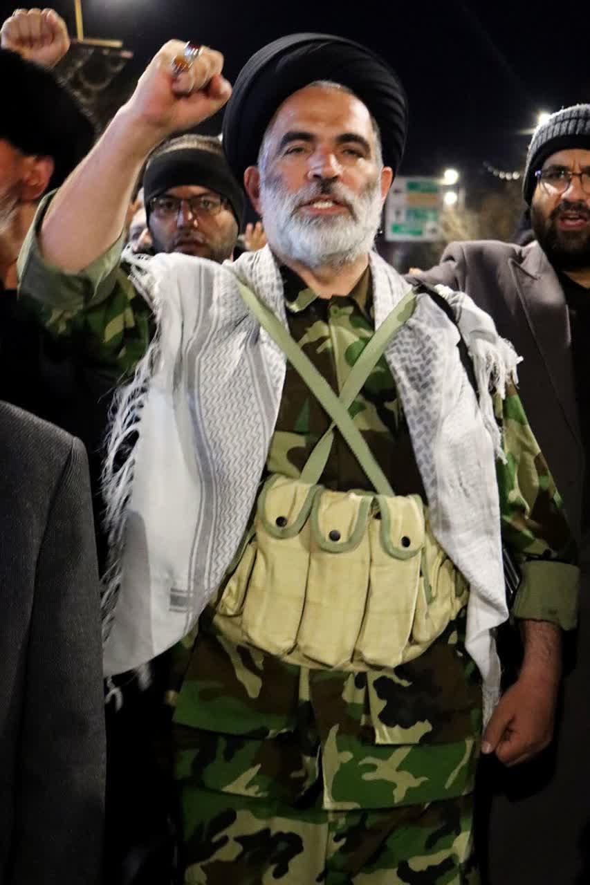 🇮🇷 امام جمعه و رئیس ستاد امر به معروف  شهرستان سلماس در هفدهمین شب از اجتماعات بزرگ مردمی، با لباس نظامی به خیابان آمد.