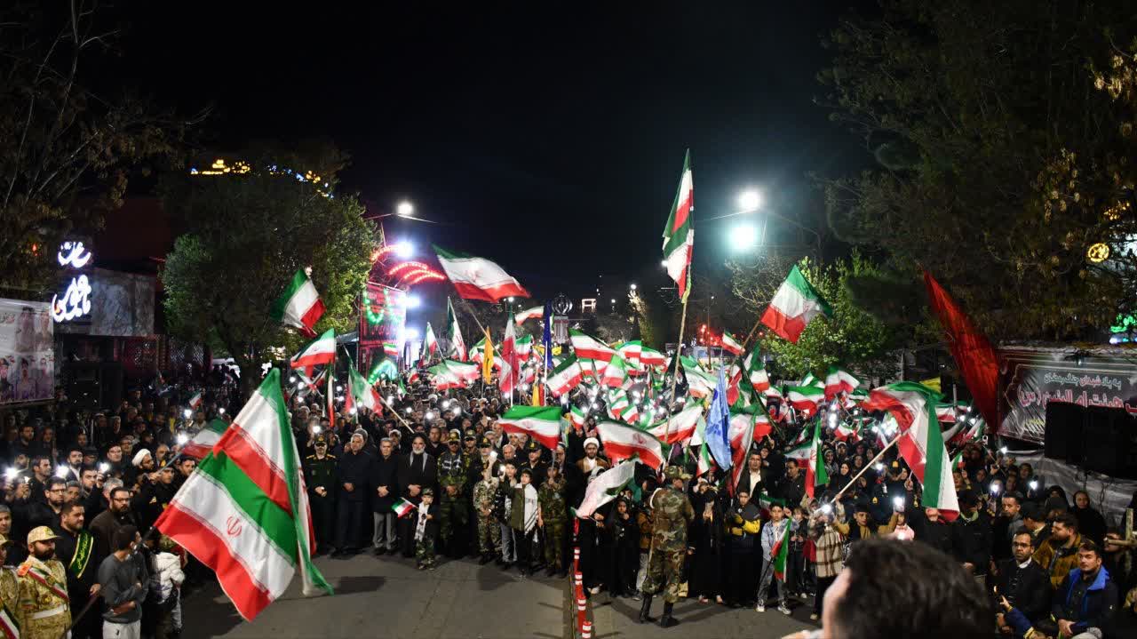 حضور فرماندار شهرستان سلماس در کنار سایر مسئولین و مردم  ولایتمدار شهرستان سلماس با رمز پایداری و مقاومت شبانه در سنگر خیابان، در چهل و هشتمین سلسله تجمعات مطالبه خونخواهی رهبر شهید و بیعت با سومین ره