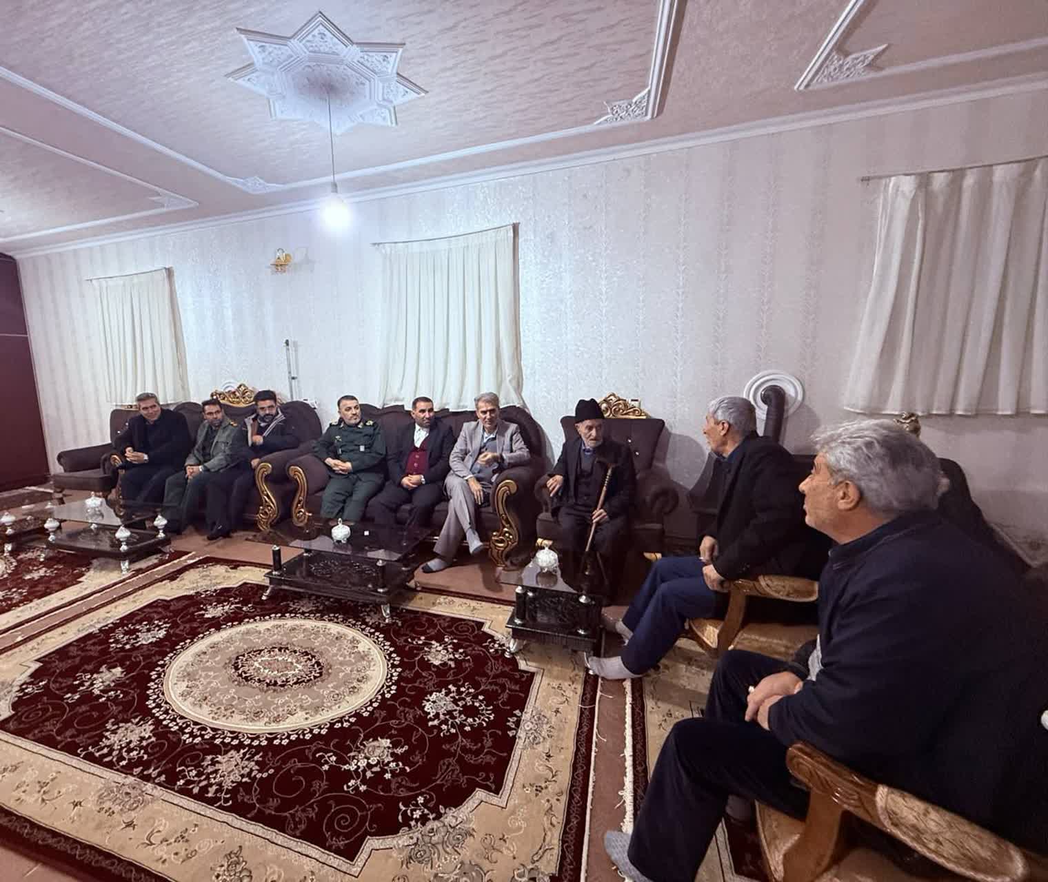 دیدار فرماندار و اعضای شورای تأمین شهرستان سلماس با جانباز سرافراز محمد کرمی قره‌قشلاقی