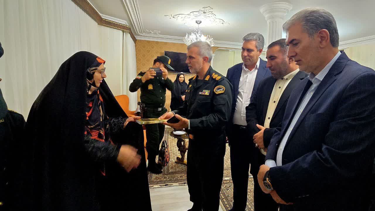 🌷دیدار فرماندار سلماس با خانواده شهید اسماعیل زارع و رونمایی از کتاب «هفتاد گلوله، یک اسما