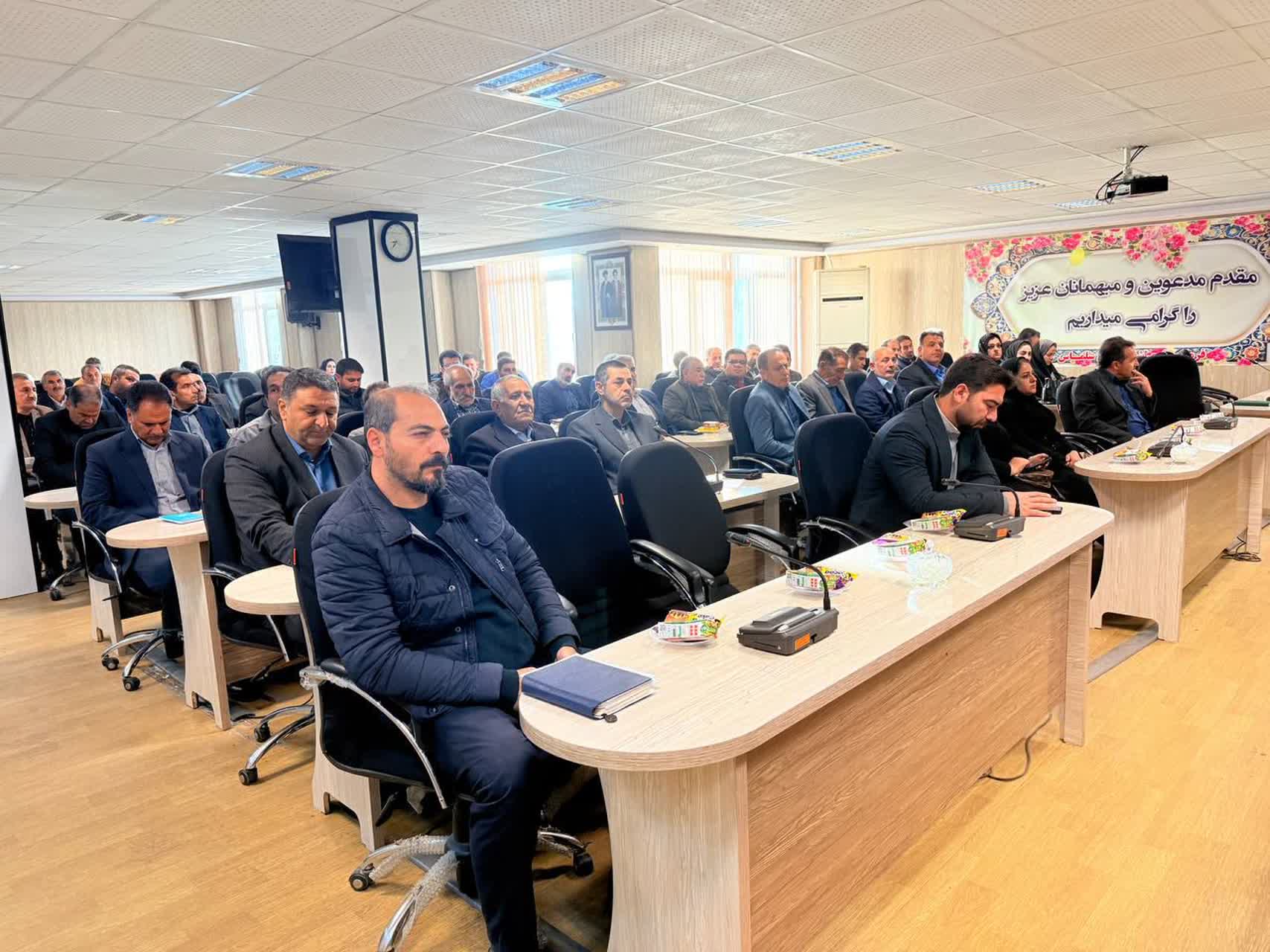 کاروان ترویج بهره‌وری کشاورزی شهرستان سلماس به مناسبت روز جهانی خاک، به ریاست علی علائی فرماندار سلماس و با حضور اعضای ستاد مربوطه برگزار شد.