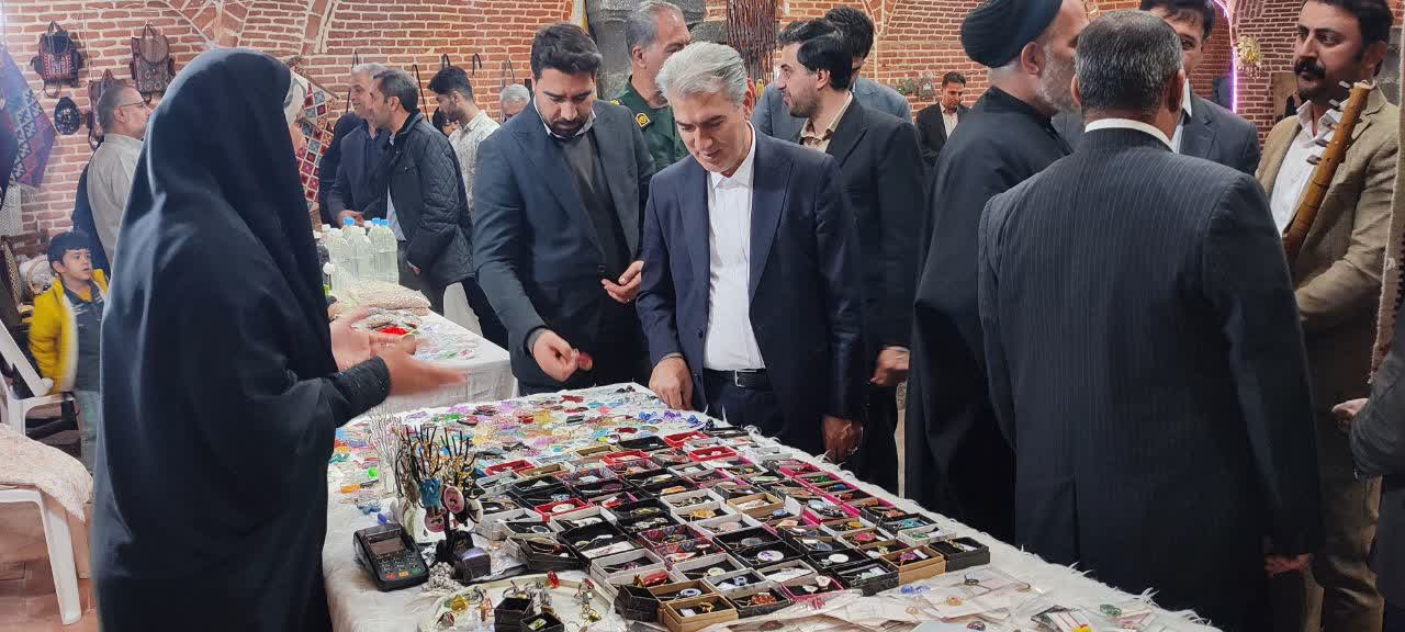 *افتتاح نمایشگاه عرضه محصولات طرح‌های اشتغال کمیته امداد سلماس به مناسبت هفته بسیج*