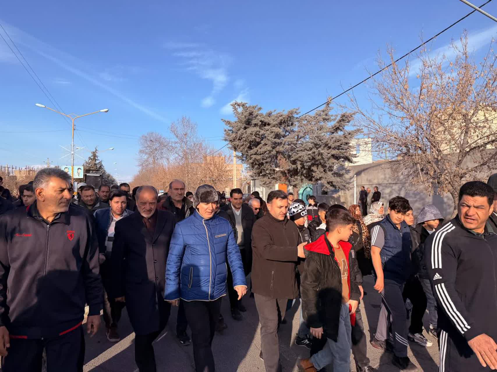 🇮🇷چهل و هفتمین فجر پیروزی🇮🇷  🔹همایش بزرگ پیاده‌روی خانوادگی شهر تازه‌شهر به مناسبت دهه مبارک فجر انقلاب اسلامی با حضور فرماندار،نماینده مردم شریف سلماس در مجلس شورای اسلامی و بخشدار بخش مرکزی شهر