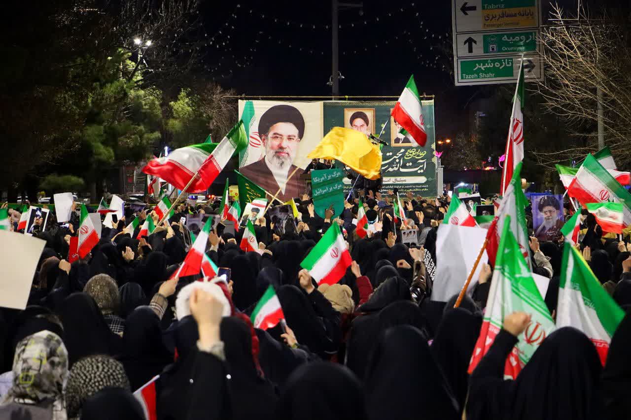 🔻قرارهای شبانه پرشور و گسترده مردم شجاع سلماس در شب بیست و دوم  همچنان با قدرت ادامه دارد ...  🗓| یکشنبه 2 فروردین 1405 🔹️| شهرستان سلماس