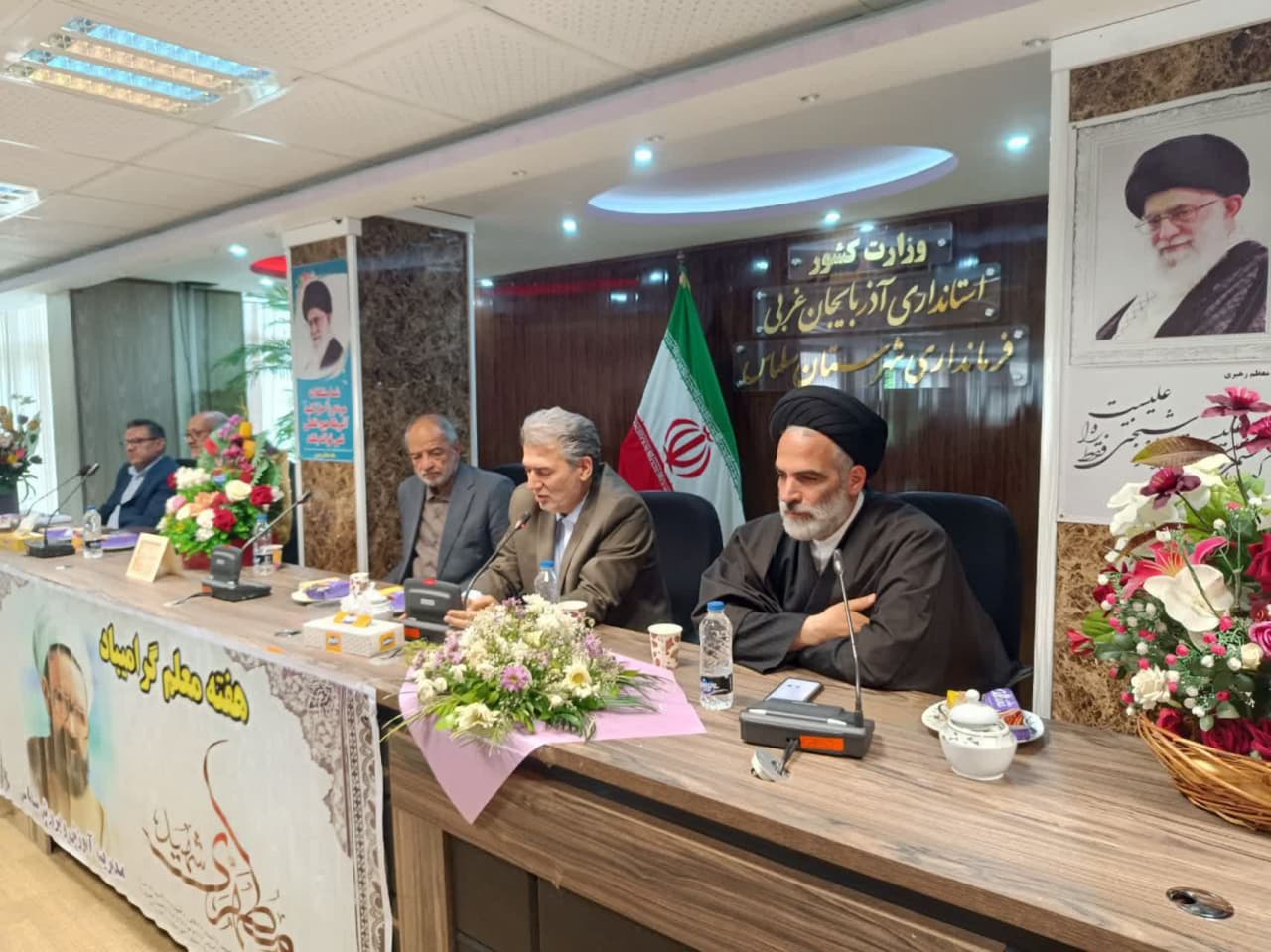 تجلیل از معلمان نمونه شهرستان سلماس به مناسبت هفته معلم