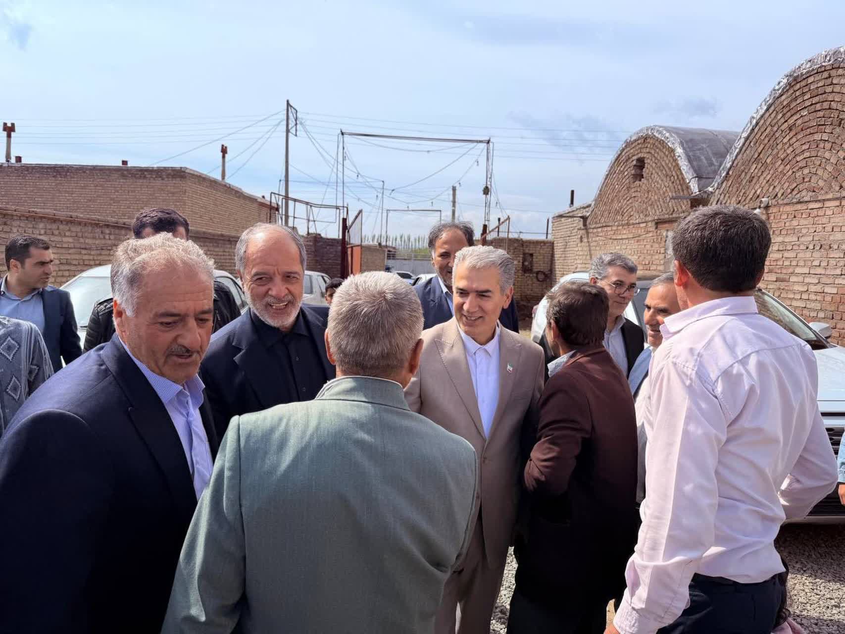 فرماندار شهرستان سلماس به همراه نماینده مردم شریف این شهرستان در مجلس شورای اسلامی با حضور در پنج روستای بخش مرکزی، از نزدیک در جریان مسائل و مشکلات اهالی قرار گرفتند.