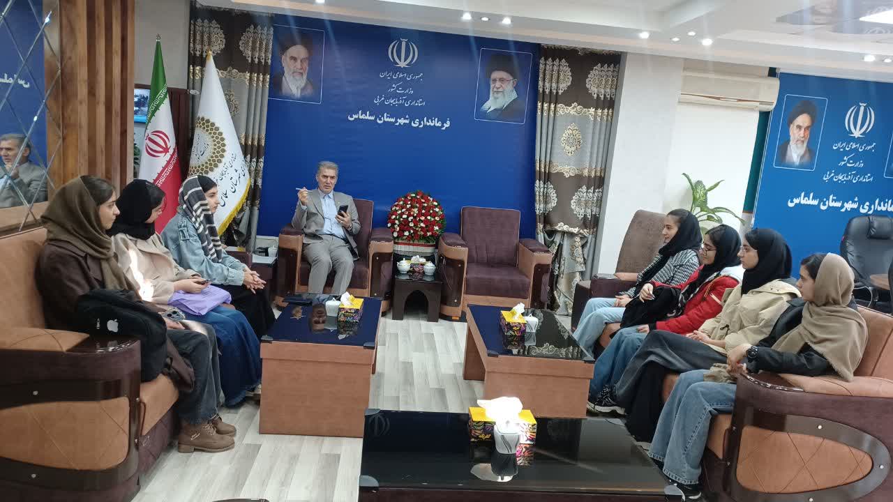 🔹 دیدار نوجوانان عضو کتابخانه عمومی با فرماندار سلماس