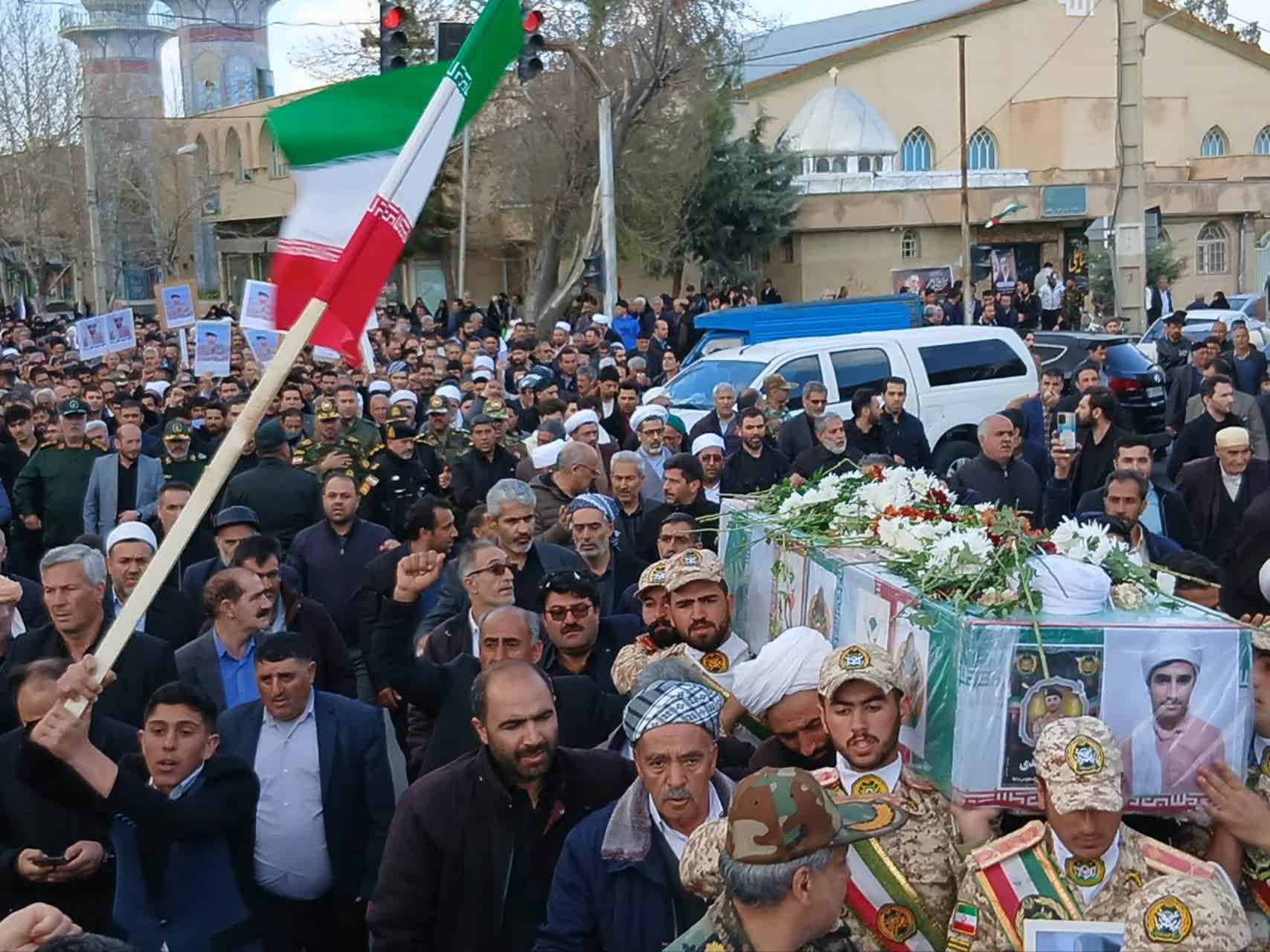 🏴 حضور فرماندار شهرستان سلماس در کنار سایر مسئولین و مردم منطقه در مراسم تشییع و دفن پیکر مطهر سرباز رشید ارتش اسلام ، شهید یعقوب صمدی