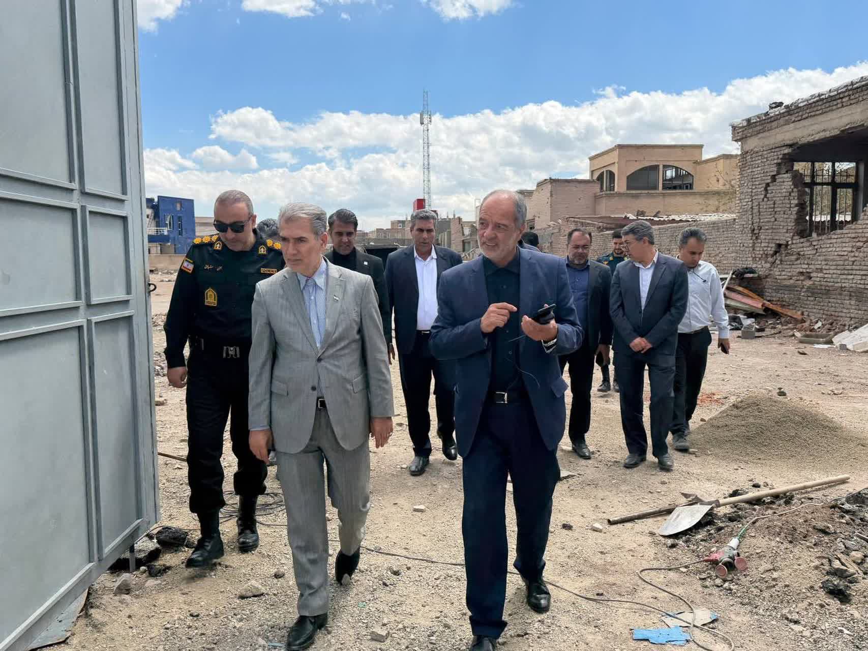 فرماندار، نماینده مردم در مجلس، شهردار و جانشین فرمانده انتظامی سلماس با حضور در محل یک واحد نظامی آسیب‌دیده در جنگ تحمیلی سوم از روند خاک‌برداری و آغاز عملیات بازسازی بازدید کردند.