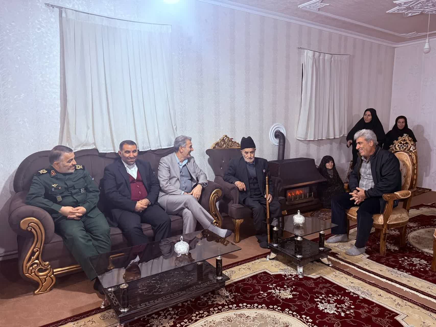 دیدار فرماندار و اعضای شورای تأمین شهرستان سلماس با جانباز سرافراز محمد کرمی قره‌قشلاقی