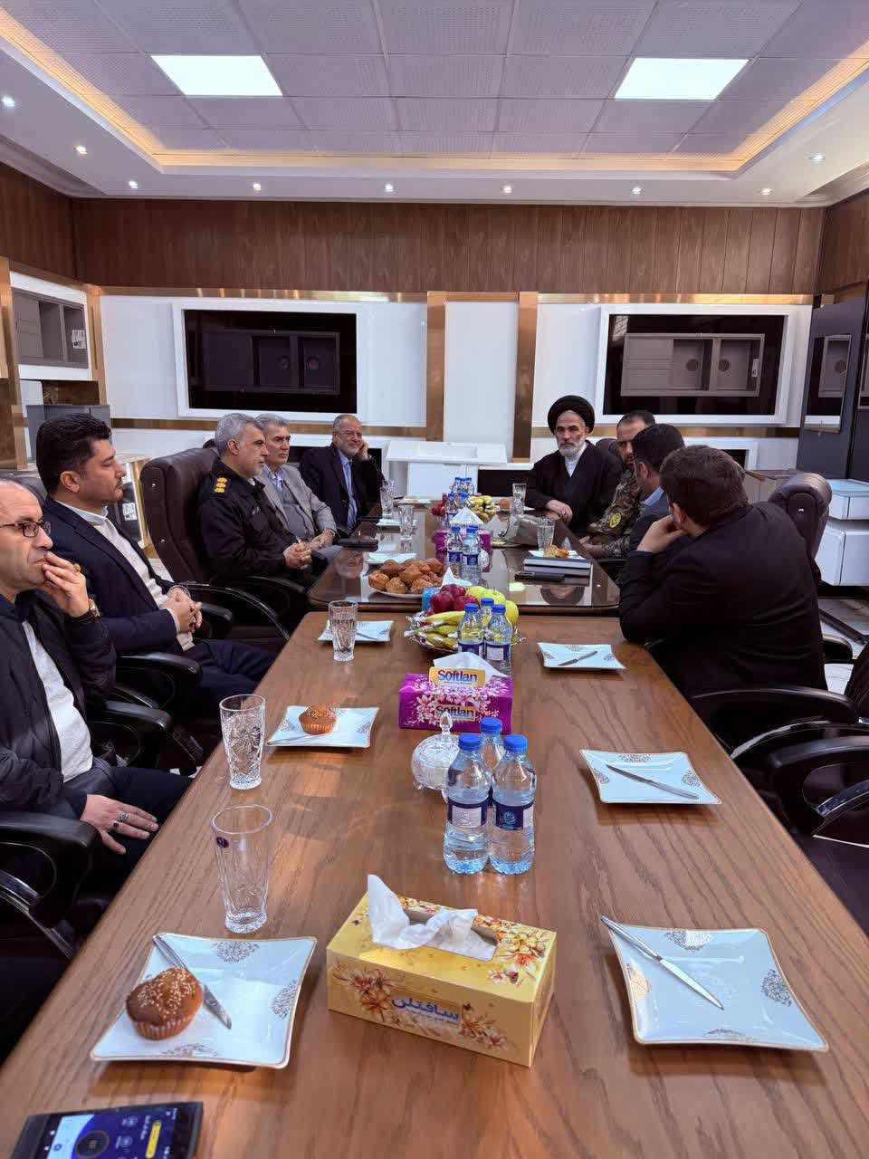 ازدید فرماندار شهرستان سلماس به همراه امام جمعه محترم و نماینده مردم شریف سلماس در مجلس شورای اسلامی از واحدهای تولیدی مستقر در شهرک صنعتی سلماس