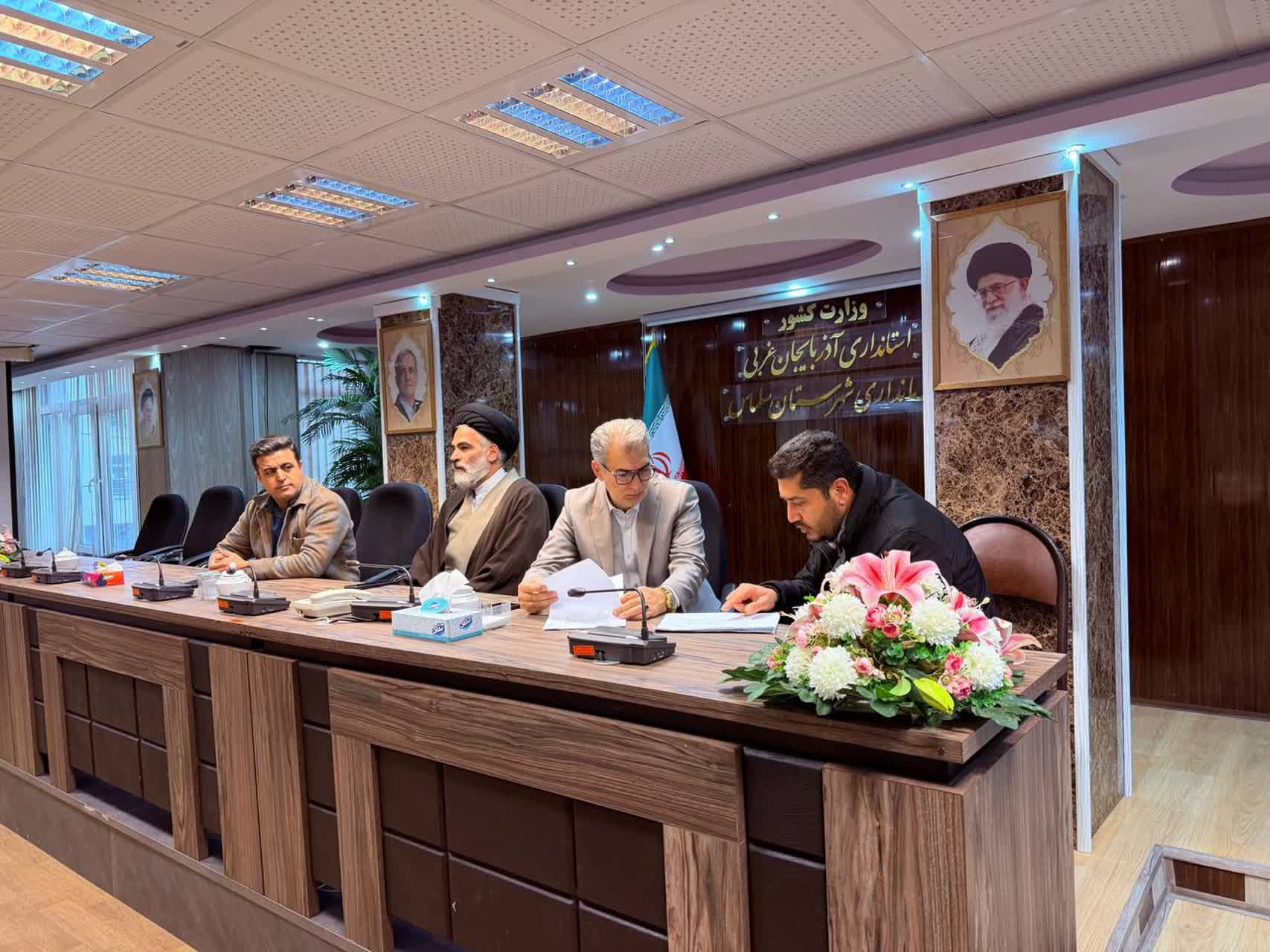 برگزاری ملاقات مردمی فرماندار سلماس با حضور امام جمعه و رؤسای ادارات شهرستان در ایام دهه فجر