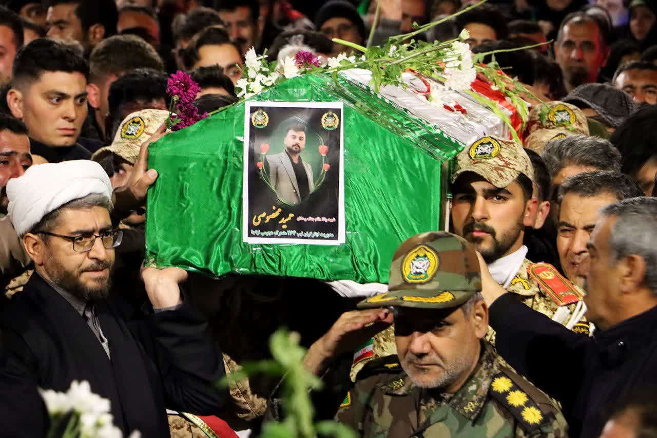 🇮🇷اجتماع میثاق با امام شهید امت و بیعت با سومین رهبر انقلاب و آئین وداع با هفتمین شهید سلماس در بیست و سومین شب مقاومت.